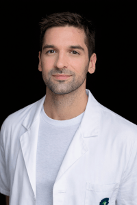 Dr. Urban Slokar, specialist ortopedije v M Clinic v Ljubljani.